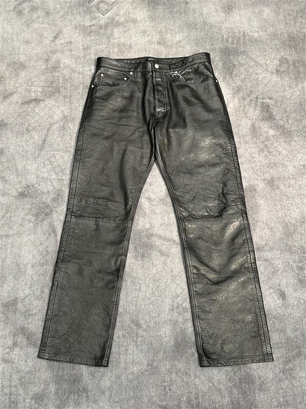 P011 Leather Pant in regular fit, made from 100% lamb leather, available in sizes 28-40.