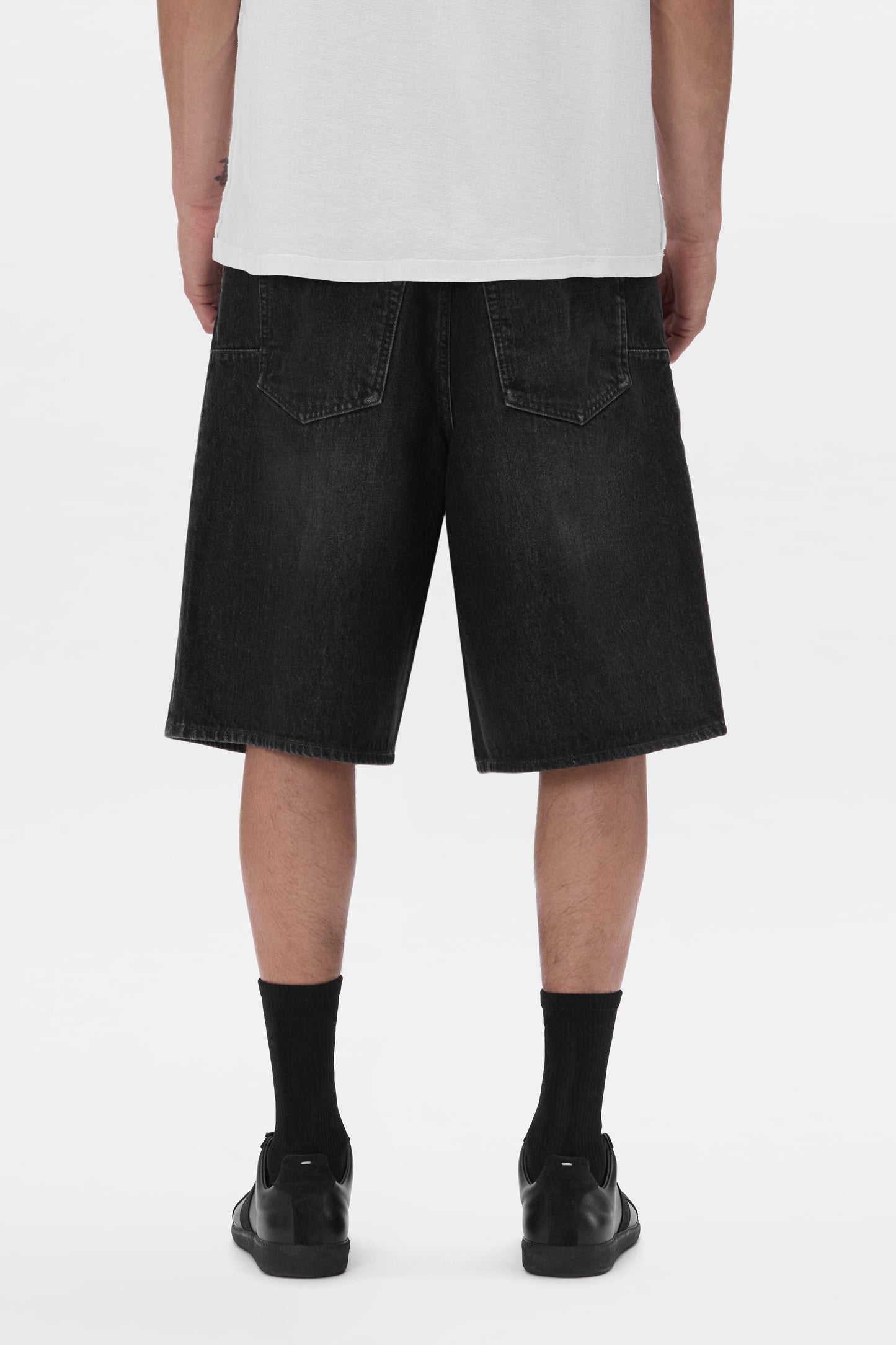 P059 pleated shorts, baggy fit, button fly, front slash pockets, available in sizes 28-40.