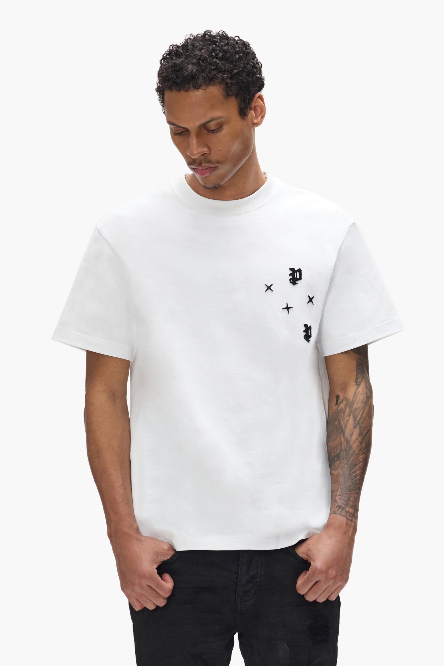 Star Monogram Tee in regular fit, made from 100% cotton with tufted embroidery and leather logo patch.