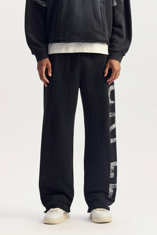Jumbo Wordmark Sweatpant in regular straight fit, made of midweight fleece, 100% cotton.