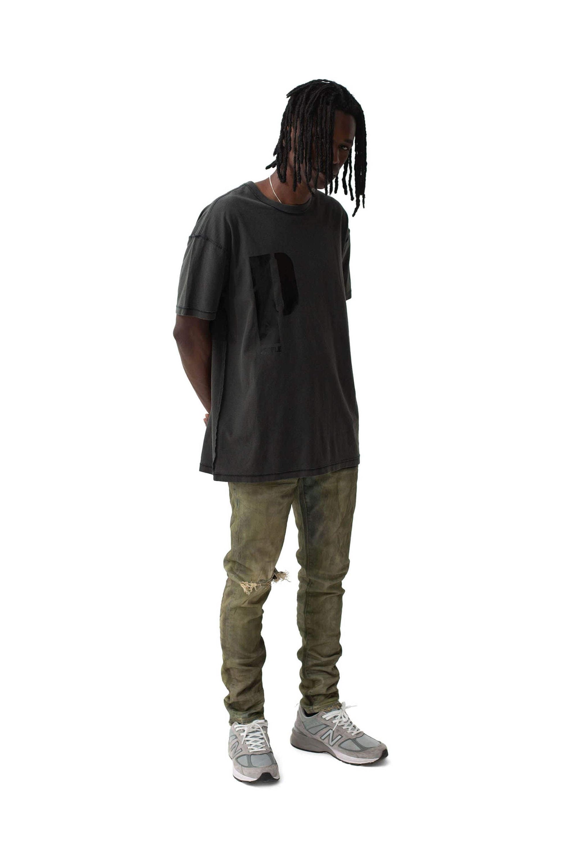 PURPLE BRAND - Men's Relaxed Fit T-Shirt - Style No. P101 - Oversized P Black - Model Styled Pose